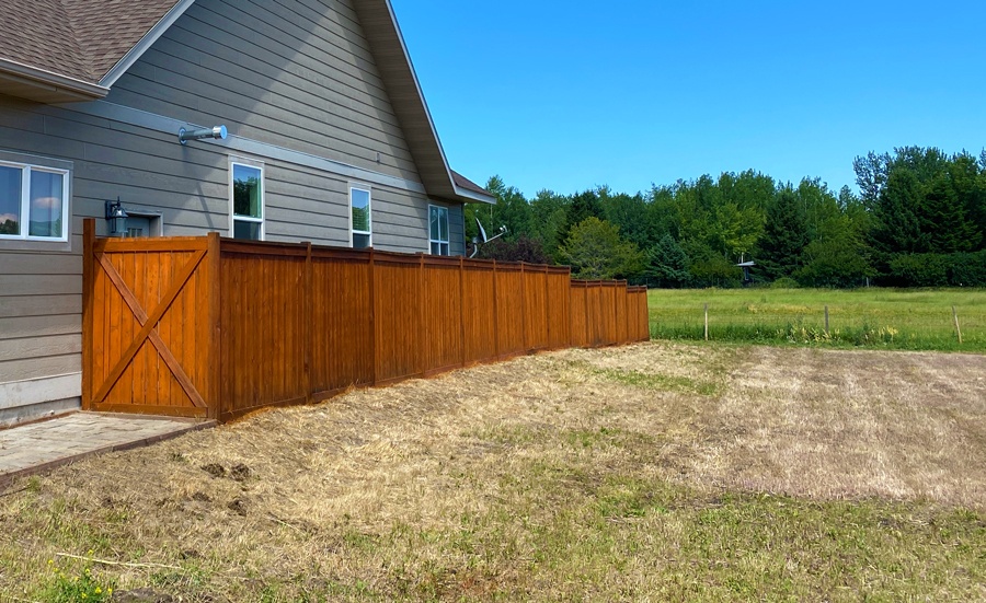 airless sprayer for spraying a fence
